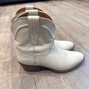 Dingo White Seguaro Leather Ankle Boots size 9